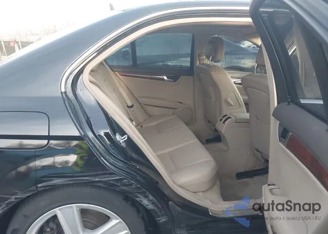 2011 Mercedes-Benz C 300 Sport 4Matic z USA, uszkodzony, nr VIN WDDGF8BB3BR167936